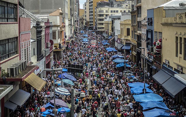 Movimentao de consumidores na Rua 25 de Maro, tradicional ponto de comrcio popular no centro de So Paulo, na manh deste sbado