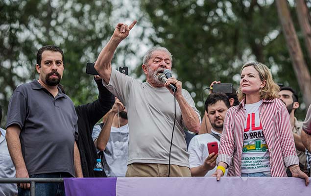 Lula discursa ao lado do ativista Guilherme Boulos e da senadora Gleisi Hoffmann na ocupao Povo Sem Medo, no ABC Paulista