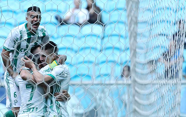 Jogadores do Palmeiras comemoram gol marcado por Dudu na vitria por 3 a 1 sobre o Grmio, na Arena, em Porto Alegre, pelo Brasileiro