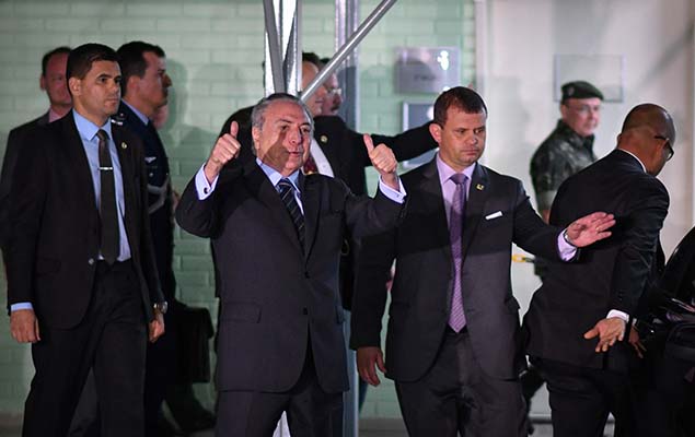 When leaving the hospital, President Temer gave a thumbs-up signal and said he is "entirely fine" 