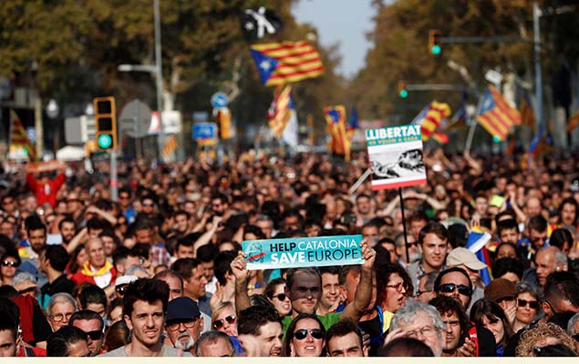 Manifestantes se reúnem em Barcelona após o Senado espanhol aprovar a destituição do governo da Catalunha, nesta sexta