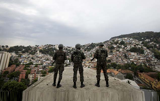 Operacin de las Fuerzas Armadas en el Complexo de So Carlos, cerca del centro de Ro de Janeiro