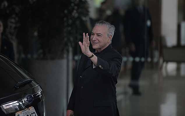 O presidente Michel Temer deixa o hospital Srio Libans, nesta segunda-feira (30), em So Paulo.