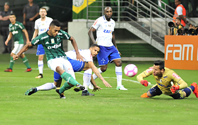 Borja completa para o gol durante jogo do Palmeiras contra o Cruzeiro