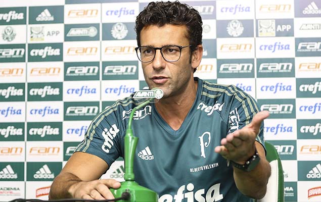 O tcnico interino Alberto Valentim concede entrevista coletiva aps treino do Palmeiras na Academia de Futebol, nesta sexta (3)