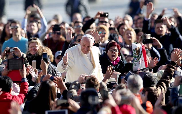 Papa Francisco faz sinal de positivo para fiis ao chegar  praa de So Pedro, no Vaticano, nesta quarta 