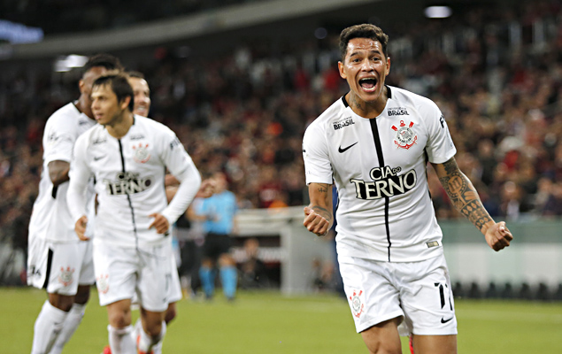 Giovanni Augusto jogador do Corinthians comemora o gol durante partida contra o Atltico-PR