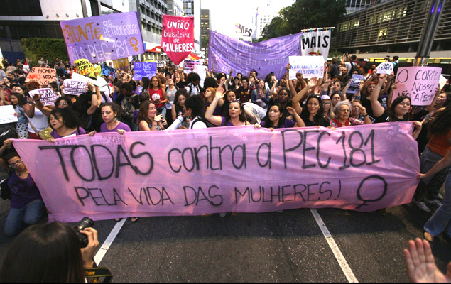Mulheres realizam um protesto contra a aprovação da PEC 181/2015, na avenida Paulista, em SP