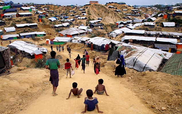 Crianças rohingya são vistas em um campo de refugiados em Balu Khali, perto de Cox's Bazar, em Bangladesh, nesta quinta