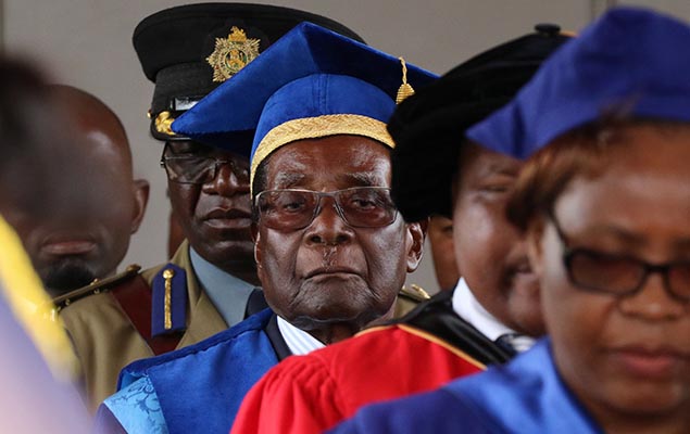 O ex-ditador do Zimbbue, Robert Mugabe, durante cerimnia de graduao em Harare, nesta sexta