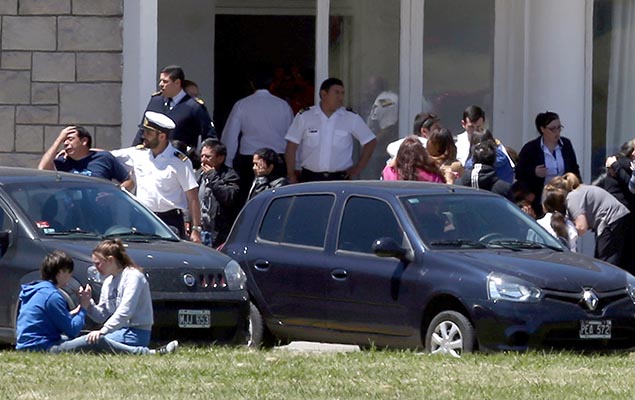 Familiares dos tripulantes do submarino ARA San Juan aguardam notcias em base naval argentina