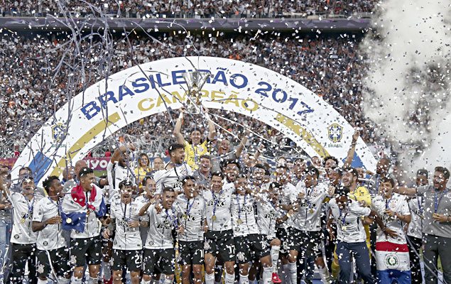  Jogadores do Corinthians recebem a taa de campeo do brasileiro 2017 - Partida entre Corinthians e Atltico-MG, vlida pela 37 rodada do Campeonato Brasileiro
