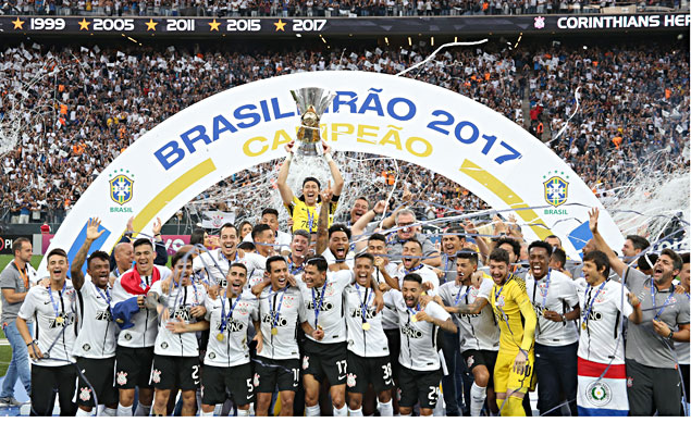 Jogadores do Corinthians recebem a taa de campeo do brasileiro 2017