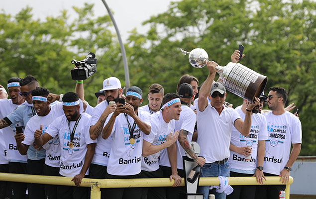 O tcnico Renato Gacho exibe a taa do tri da Libertadores durante carreata do Grmio pelas ruas de Porto Alegre, nesta quinta (30)