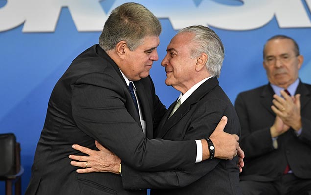 O presidente Michel Temer (PMDB) d posse ao novo ministro da Secretaria de Governo, Carlos Marun, no Palcio de Planalto, em Braslia