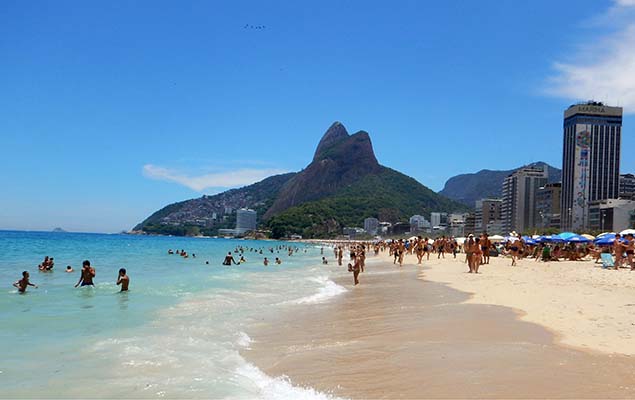 Movimentao de Banhistas na praia do Leblon, zona sul do Rio de Janeiro, na tarde deste domingo, 24