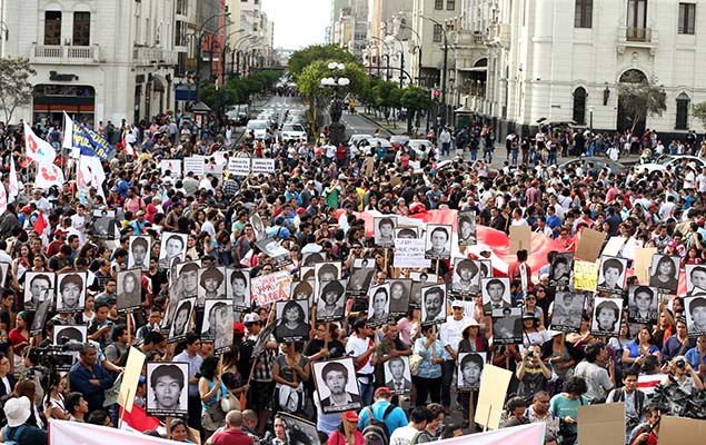 Peruanos protestam nas ruas de Lima contra o indulto a Fujimori