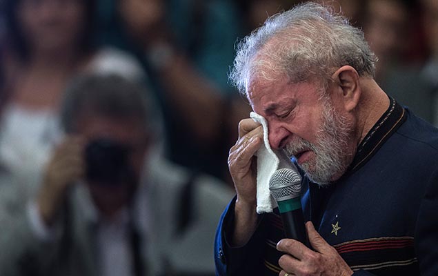 El ex presidente Lula se emociona durante la misa oficiada con motivo del primer aniversario de la muerte de su esposa, Marisa Leticia 