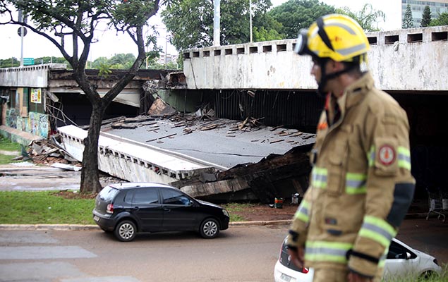Se derrumb parte de un viaducto en la principal avenida de Brasilia 