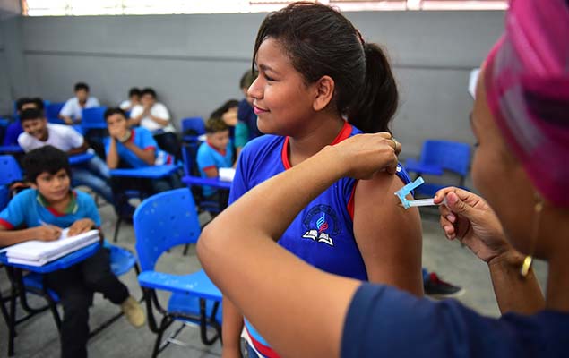 Estudiantes son vacunados contra el sarampión en una escuela estatal de Amazonas 