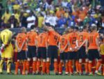 Seleção holandesa ouve o hino no estádio Nelson Mandela Bay, em Port Elizabeth