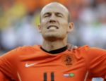 Robben se concentra durante a execução do hino holandês