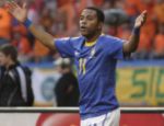 Robinho reclama do juiz que anulou o que seria o primeiro gol do Brasil no jogo