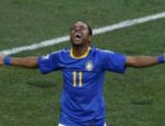 Robinho marca e comemora: Brasil 1 a 0