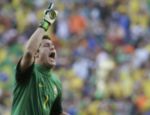 O goleiro Julio Cesar celebra o gol brasileiro