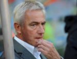 O técnico holandês Bert van Marwijk mostra-se preocupado depois do gol brasileiro