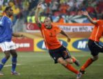 Heitinga celebra o gol de empate com o Brasil