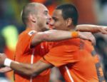 Os holandeses Sneijder e Van der Wiel comemoram o gol de virada sobre o Brasil