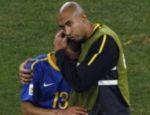 O zagueiro Luisão consola o lateral Daniel Alves após o final do jogo