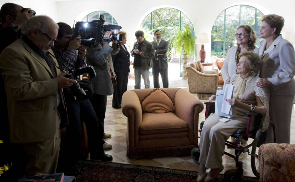 A candidata à Presidência pelo PT, Dilma Rousseff, foi recebida por Lily Marinho em almoço com mulheres da sociedade carioca