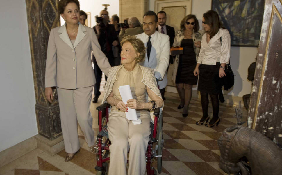 A candidata à Presidência pelo PT, Dilma Rousseff, foi recebida por Lily Marinho em almoço com mulheres da sociedade carioca