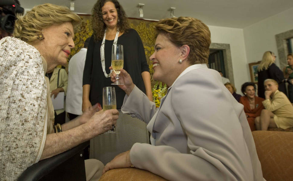 A candidata à Presidência pelo PT, Dilma Rousseff, foi recebida por Lily Marinho em almoço com mulheres da sociedade carioca
