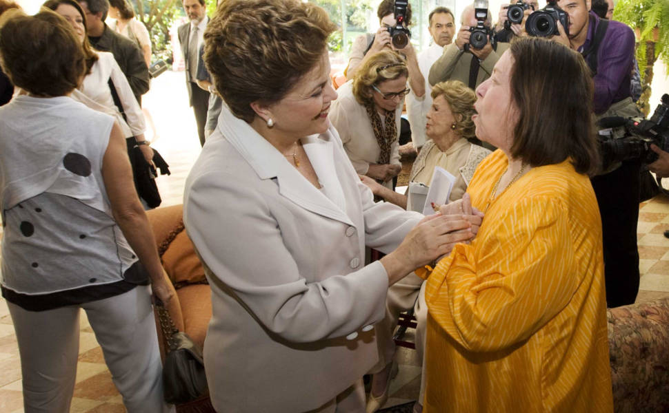 A candidata à Presidência pelo PT, Dilma Rousseff, foi recebida por Lily Marinho em almoço com mulheres da sociedade carioca