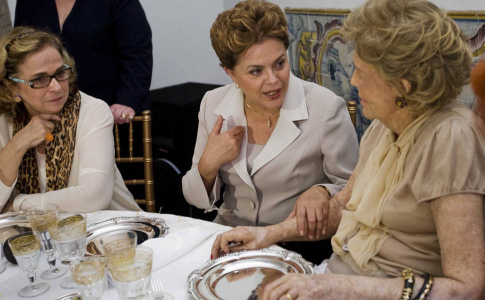 A candidata à Presidência pelo PT, Dilma Rousseff, foi recebida por Lily Marinho em almoço com mulheres da sociedade carioca