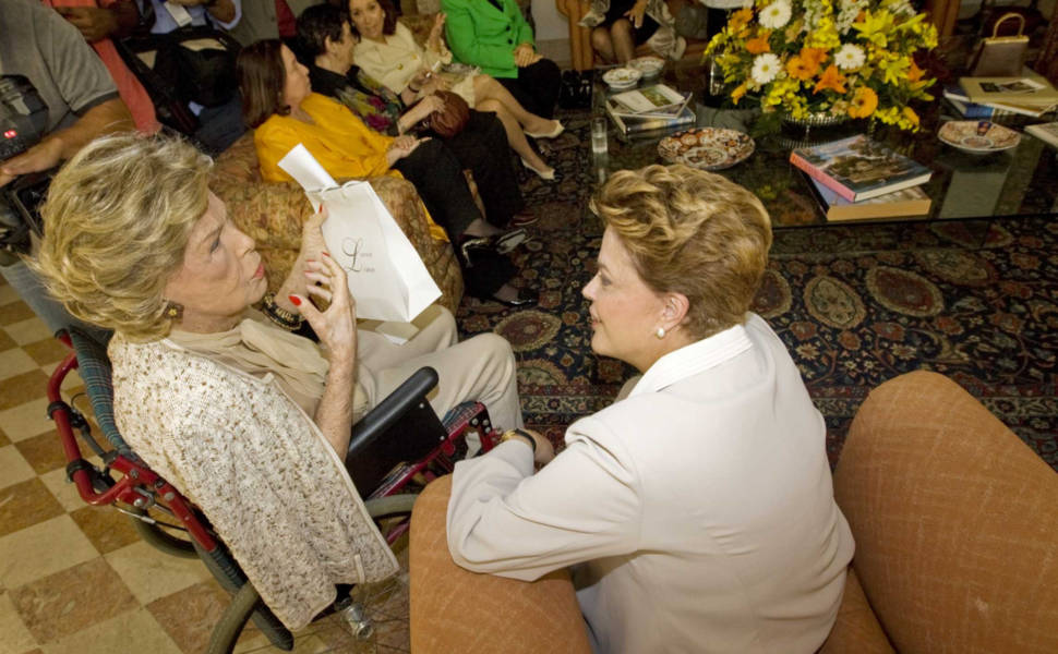 A candidata à Presidência pelo PT, Dilma Rousseff, foi recebida por Lily Marinho em almoço com mulheres da sociedade carioca