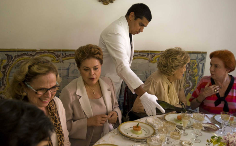 A candidata à Presidência pelo PT, Dilma Rousseff, foi recebida por Lily Marinho em almoço com mulheres da sociedade carioca