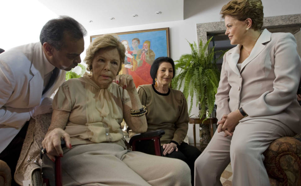 A candidata à Presidência pelo PT, Dilma Rousseff, foi recebida por Lily Marinho em almoço com mulheres da sociedade carioca