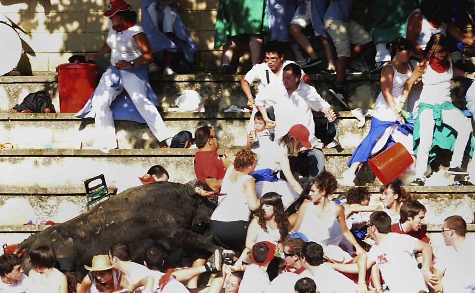 Touro Invade Arquibancada Durante Tourada 04 05 2018 Mundo