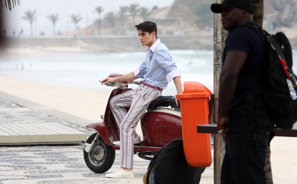 Fiuk com novo visual faz sessão de fotos na praia de Ipanema Leia mais