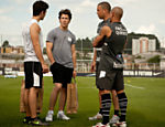 Joe e Nick Jonas, do grupo Jonas Brothers, conversam com os jogadores Ronaldo e Roberto Carlos durante visita ao CT do Corinthians 