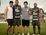 Ronaldo e Roberto Carlos posam para foto com Joe e Nick Jonas, do Jonas Brothers