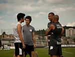 Joe e Nick Jonas, do grupo Jonas Brothers, conversam com os jogadores Ronaldo e Roberto Carlos durante visita ao CT do Corinthians 