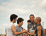 Joe e Nick Jonas, do grupo Jonas Brothers, conversam com os jogadores Ronaldo e Roberto Carlos durante visita ao CT do Corinthians 