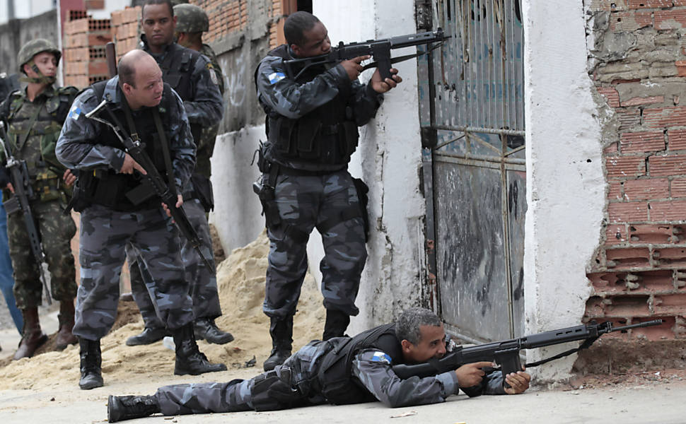 Policiais durante operação no Complexo de Alemão Leia Mais