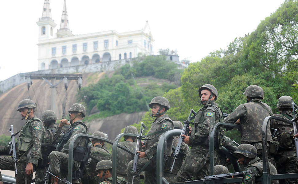 Exército brasileiro chega na favela Vila Cruzeiro Leia Mais