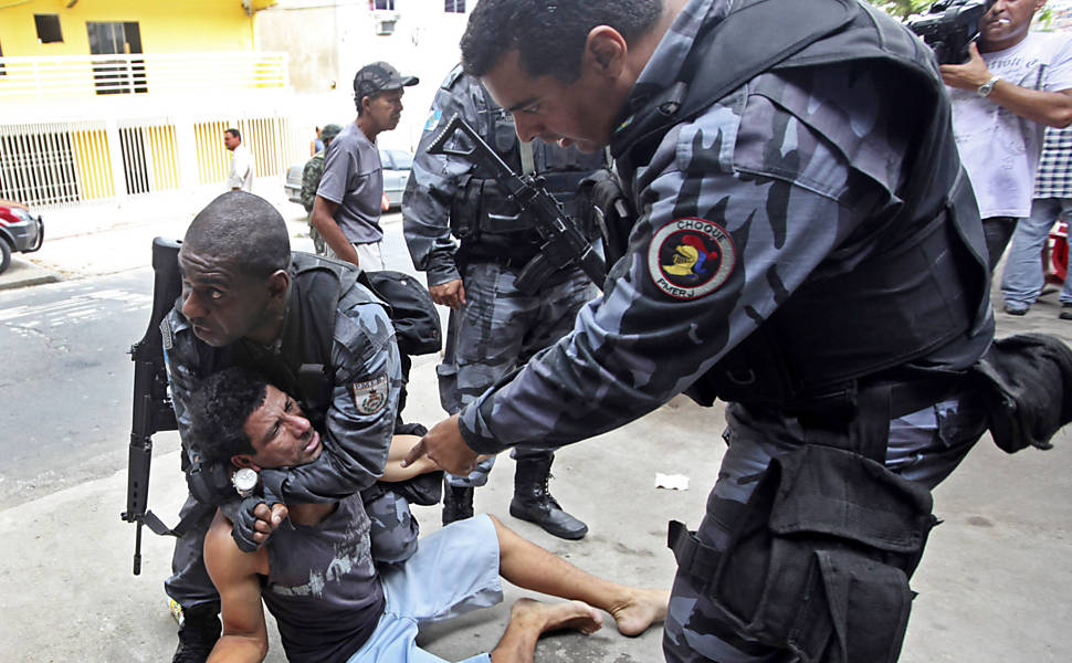 Policial controla homem após incidente em bar durante operação no Complexo de Alemão Leia Mais